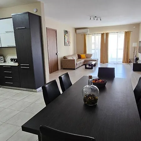 Apartman Large In Marsascala. Sleeps 6 *