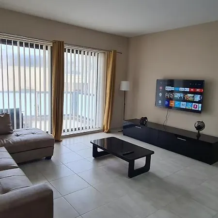 Large In Marsascala. Sleeps 6 Appartement
