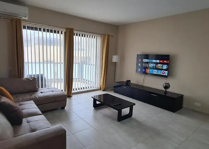 Large In Marsascala. Sleeps 6 Appartement