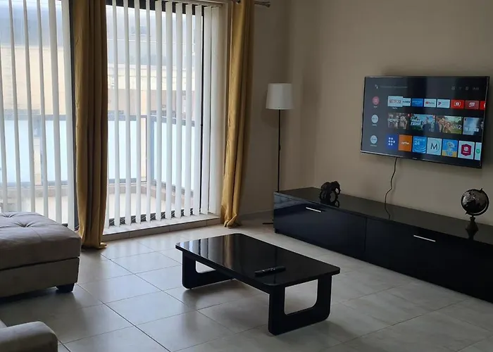 Large In Marsascala. Sleeps 6 Appartement *