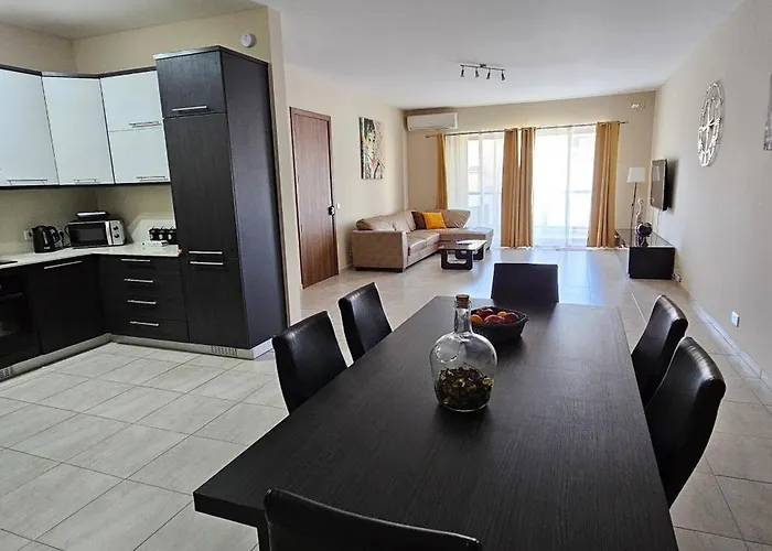 Appartement Large In Marsascala. Sleeps 6 *